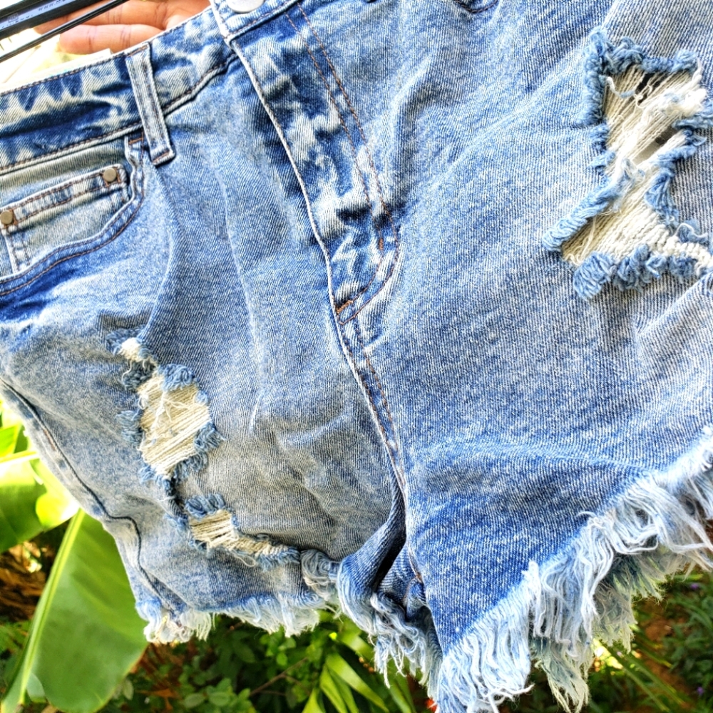 Cute! Short Distressed Jeans